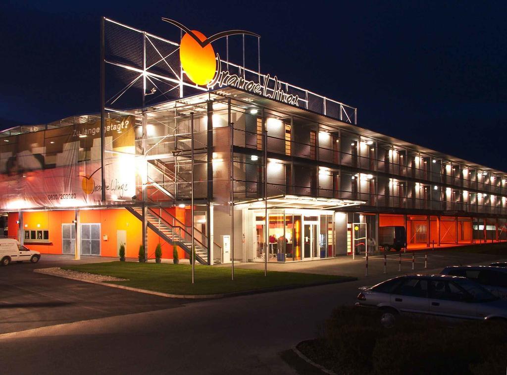Orange Wings Wiener Neustadt Exteriör bild